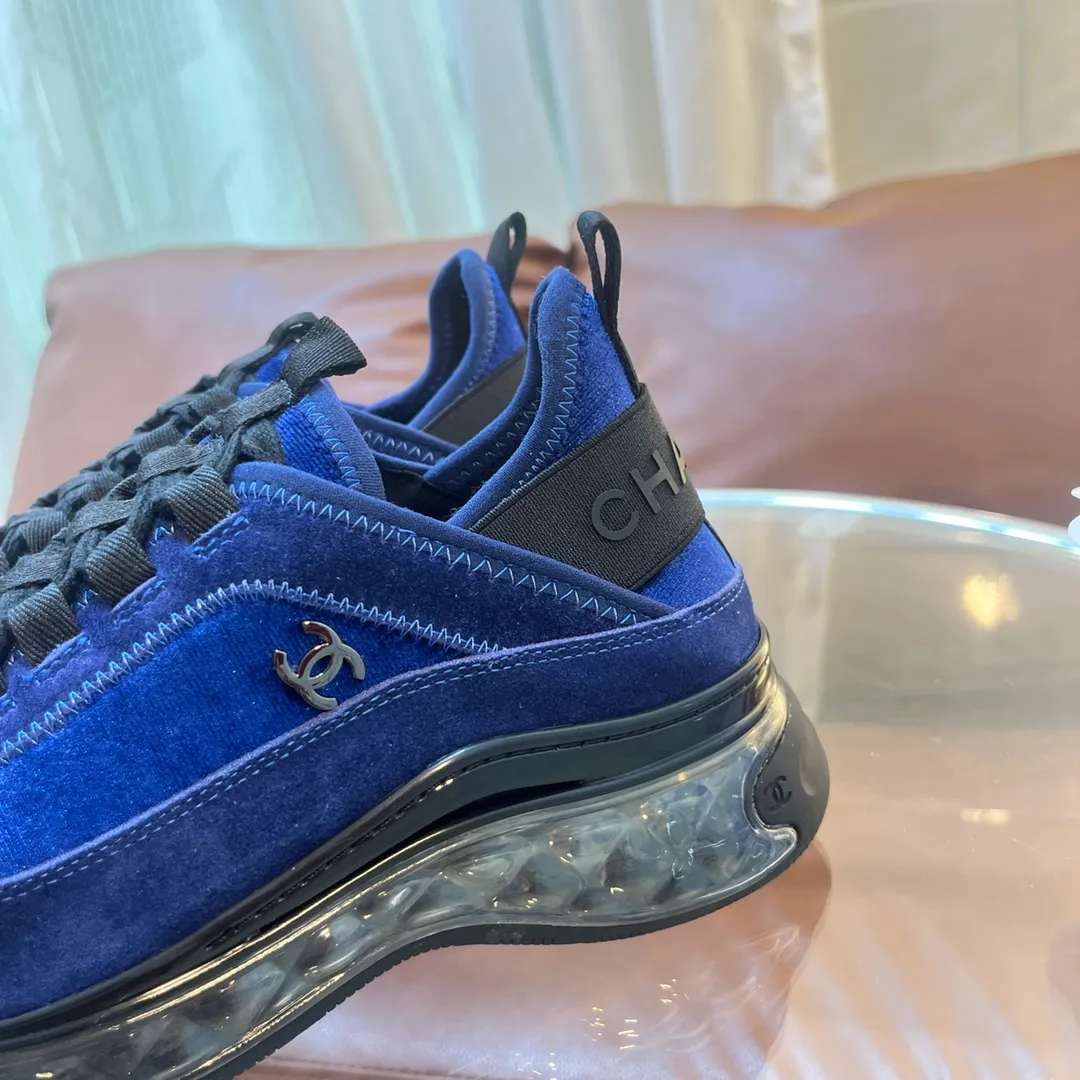 👟👟Ex-factory price 600👟👟 [Long-term supply of high-end versions] ⚠️Note: This model has many colors and the market has a complete range of colors. Welcome to consult ~ chanel Chanel Xiaoxiang casual sports shoes for couples and dad shoes for couples. The original version of the counter is 1:1, each color is accurately matched, and the internal standard is coded. ❣️Fabric material: original imported cow down + imported fabric, ❣️Inner material: imported breathable velvet, ❣️Outsole material: Original 1:1 mold opening, 3 layers of TPU ❣️Number of sizes: Women's 35-42 Men's 39-46 (Men's ➕10) Couple's version (with full set of high-end packaging)